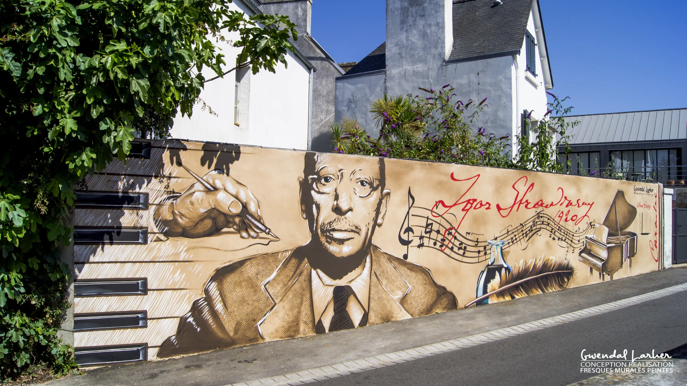 Fresque murale commémorative Igor Stravinsky peinte par le fresquiste Gwendal Larher sur un mur de clôture extérieur, rue Dupleix à Carantec
